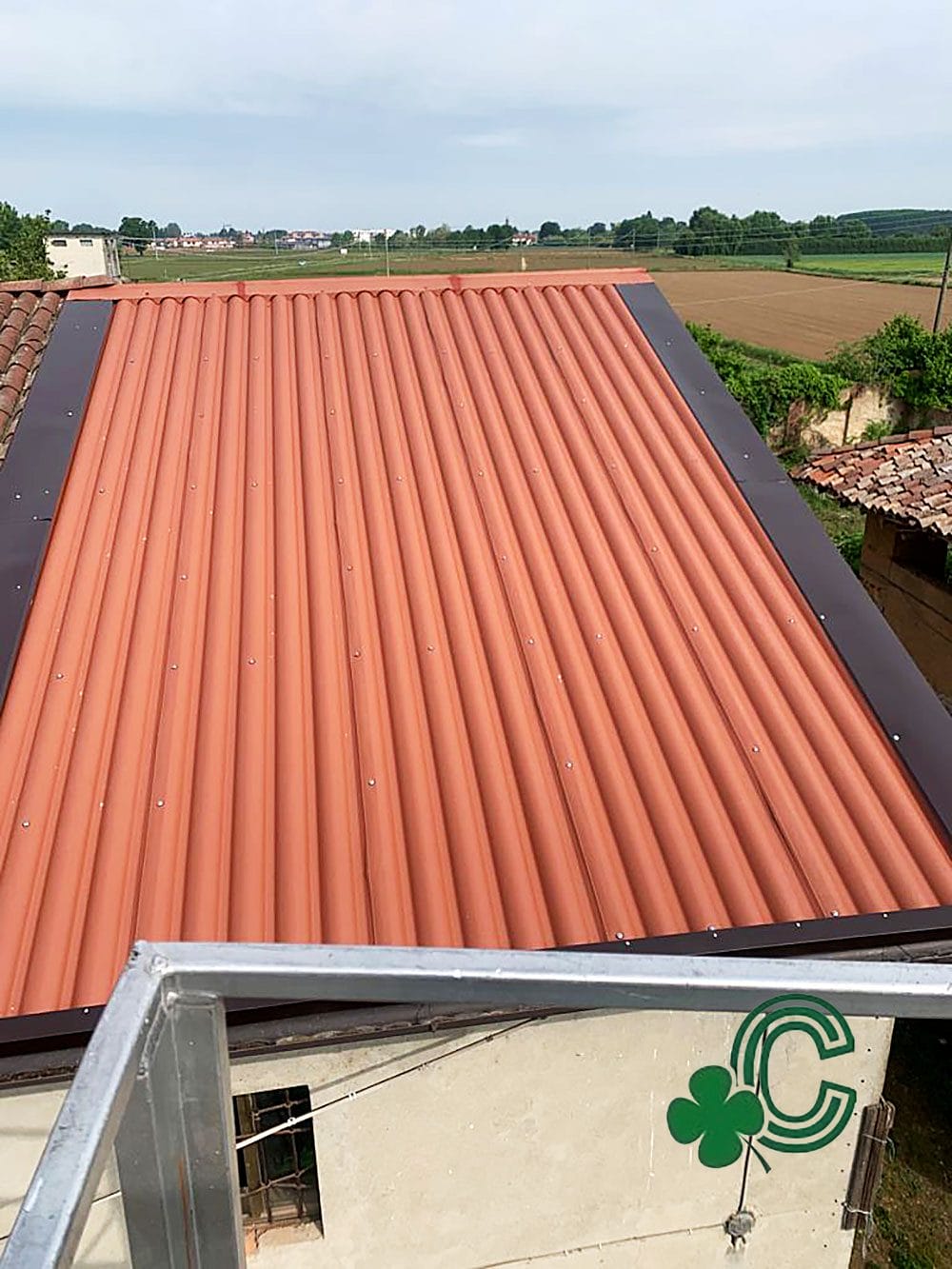 Realizzazione copertura agricola a Novara eseguita con pannelli coibentati e lamiera ondulata